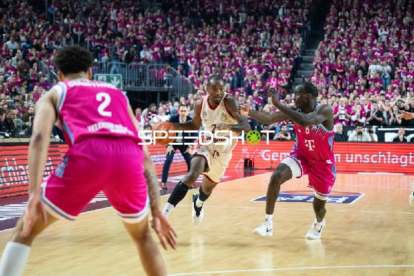 Isiaha Mike (22; FC Bayern Basketball) vor Tylan Birts (5; Telekom Baskets Bonn)