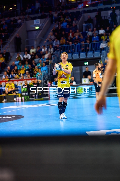 Ein Spieler der Rhein Neckar Löwen, Gustav Davidsson, hält den Ball in der Hand während des Spiels.