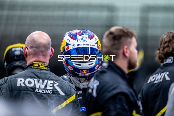 Rennfahrer und Team bei 24h Rennen 2025