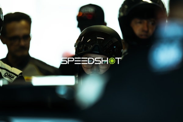 Rennfahrer in der Boxengasse