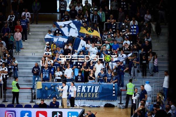 Fans in der MLP Academics Kurve