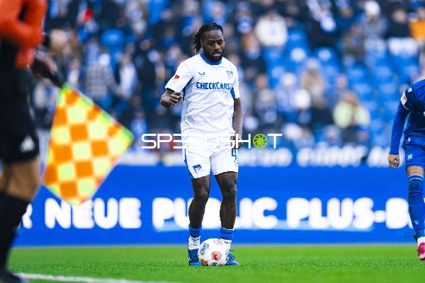 4; Hertha BSC mit Ball