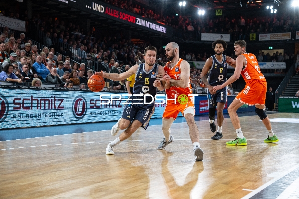 Martin Hermannsson (15; Alba Berlin) mit Ball gegen Tommy Kuhse (12; Rasta Vechta) und Norris Agbakoko (17; Alba Berlin)