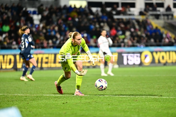 Torwartin greift Ball