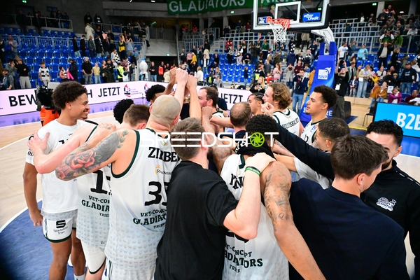 Jubel von Nolan Adekunle (22; Gladiators Trier) und Yannis Steger (11; Gladiators Trier)