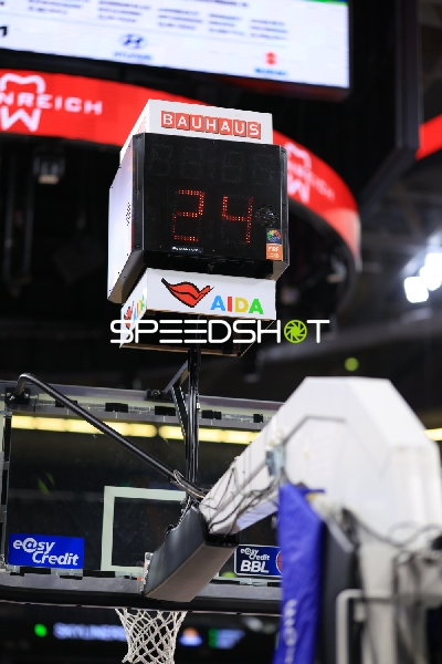 Stadion-Szene mit Korb und Scoreboard