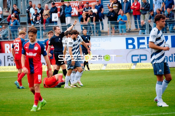 Schiedsrichter zeigt Gelb SV Sandhausen FC Hansa Rostock