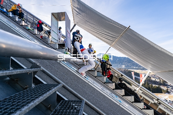 Two-Nights Tour Skispringen Damen Startvorbereitung