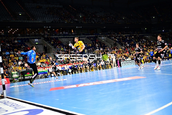 Szene mit Christoph Steinert (44; HC Erlangen) und Tim Nothdurft (28; Rhein Neckar Löwen)