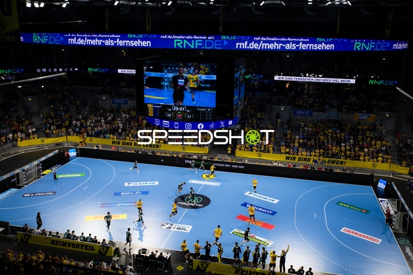 Robert Timmermeister (7; Rhein Neckar Löwen) passt den Ball