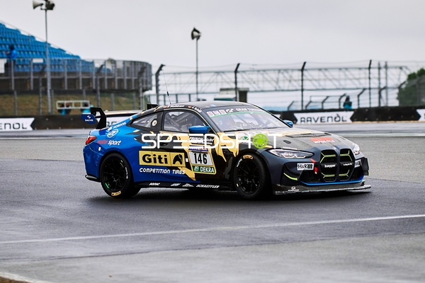 GITI TIRE MOTORSPORT BY WS RACING (146): Beitske Visser, Fabienne Wohlwend, Janina Schall, Patricija Stalidzane auf nasser Strecke