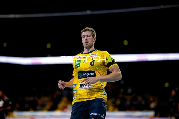 Tim Nothdurft (8; Rhein Neckar Löwen) positioniert sich