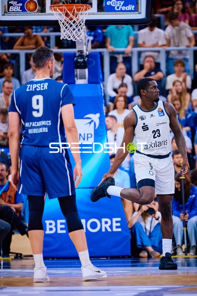 Paul Zipser (9, MLP Academics Heidelberg) und 23, Niners Chemnitz in Szene