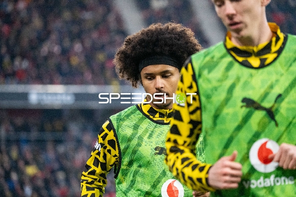 Spieler Karim Adeyemi (27; Borussia Dortmund) beim Aufwärmen
