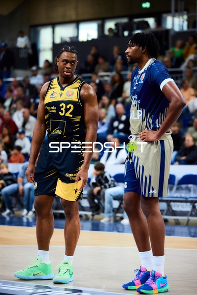 Keeshawn Kellman (32; MHP Riesen Ludwigsburg) und Osun Osunniyi (12; MLP Academics Heidelberg) auf dem Court