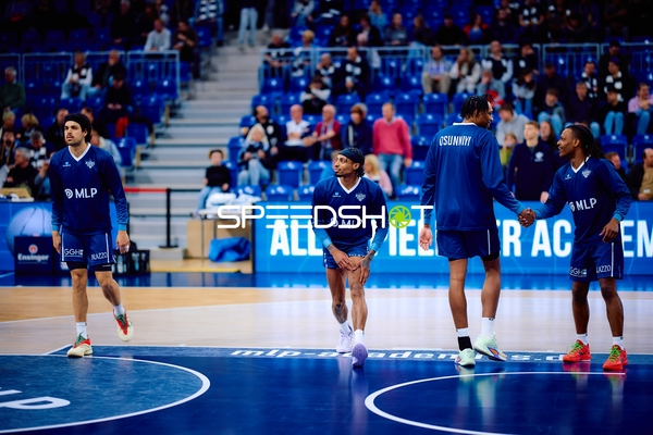 Spieler von MLP Academics Heidelberg wärmen sich auf