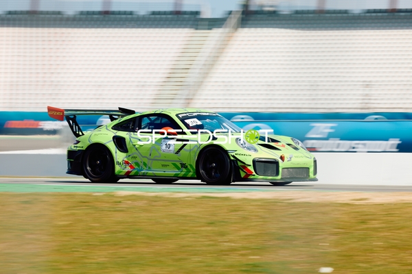 Grüner Rennwagen beim Fahren auf dem Hockenheimring
