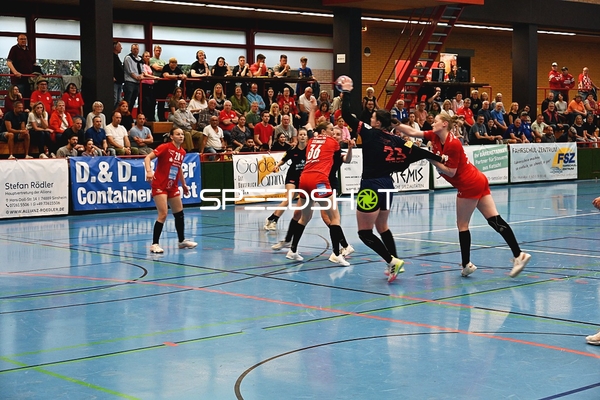 Spielerin Nummer 16 von den Kurpfalz Bären beim Wurfversuch