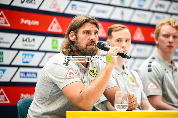 Pressekonferenz der Rhein-Neckar Löwen mit Rednern am Tisch.