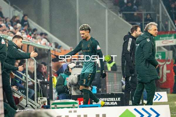 Trainer und Spieler am Spielfeldrand