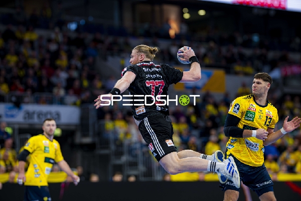 Sebastian Heymann (13; Rhein Neckar Löwen) und Maciej Gebala (77; HC Erlangen) in Aktion