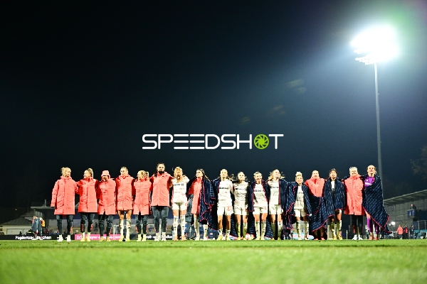 Spielerinnen vereint auf dem Feld