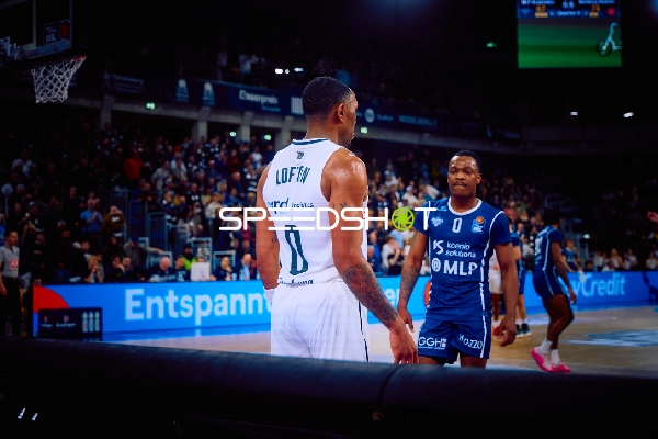 Zwei Spieler stehen sich auf dem Spielfeld gegenüber.