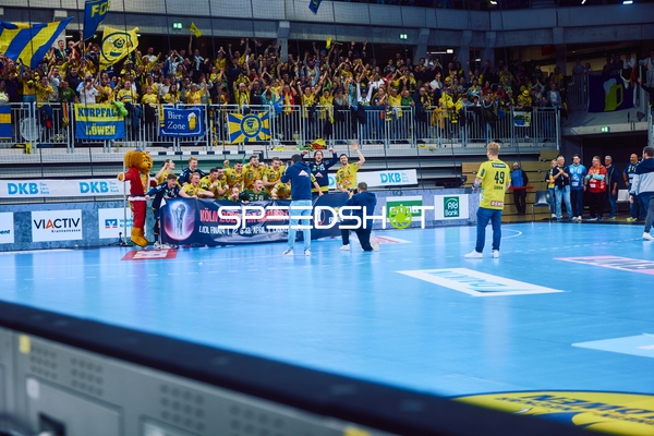 Spieler der Rhein Neckar Löwen feiern mit den Fans nach dem Spiel.