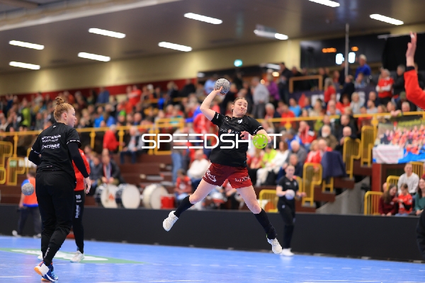 Szene mit Isabell Hurst (5; HSG Bensheim/Auerbach) und Meike Schmelzer (24; HSG Bensheim/Auerbach)