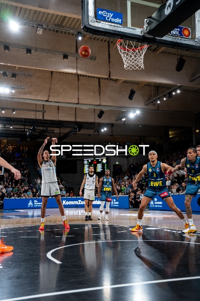Spielaktion mit Michale Kyser (12; EWE Baskets Oldenburg) und Zacharie Perrin (52; Veolia Towers Hamburg)