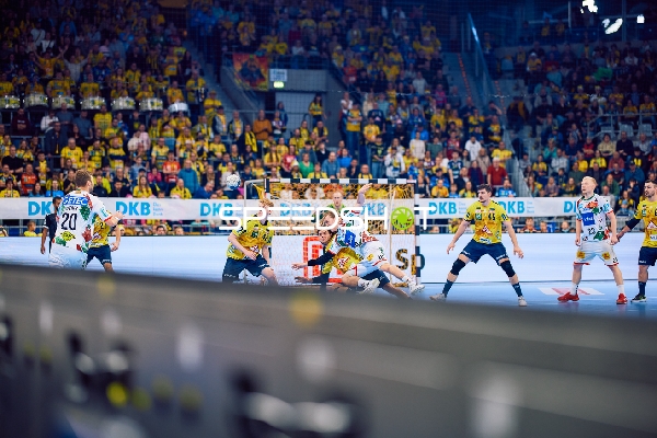 Ein Spieler der Rhein Neckar Löwen versucht, den Ball im Angriff durchzusetzen.
