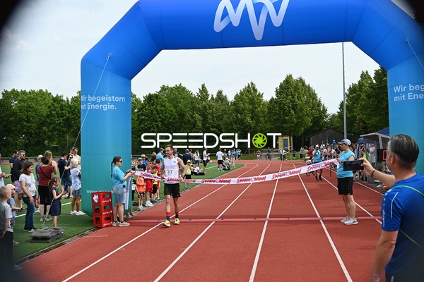 Zieleinlauf beim TVE Sommerlauf Edingen 2025