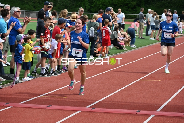Läuferinnen kurz vor dem Ziel