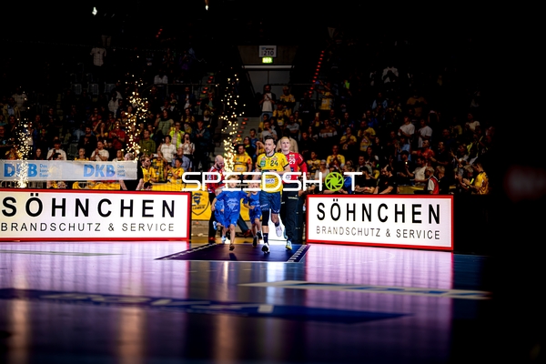 Spieler laufen aufs Spielfeld