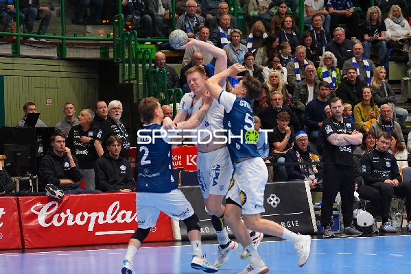 Szene mit Niels Versteijnen (25; TBV Lemgo) und Robin Granlund (13; Bergischer HC)