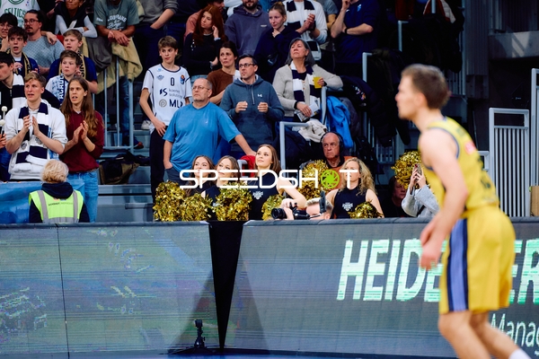 Alba Berlin Spieler am Spielfeldrand
