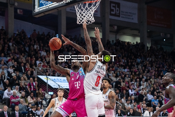 Spielaktion mit Jeff Garrett Jr. (4; Telekom Baskets Bonn) und Demarcus Demonia (8; Bamberg Baskets)