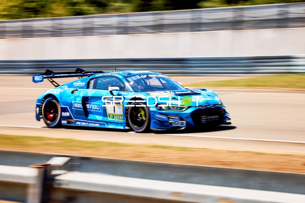 Rennfahrzeug auf der Rennstrecke