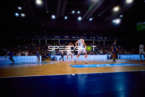 Ein Spieler von MLP Academics Heidelberg ist im Angriff.