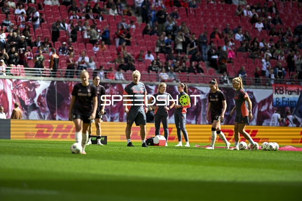 Trainer und Co-Trainer an Seitenlinie