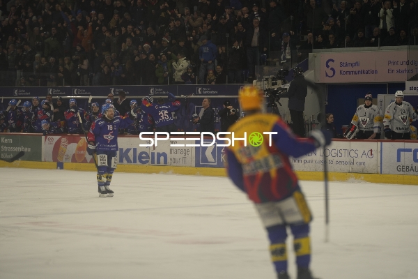 Steve Kellenberger (19; EHC Kloten) jubelt nach Tor