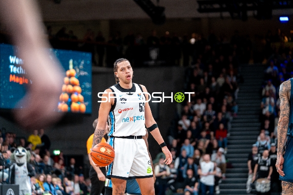 Zacharie Perrin (52; Veolia Towers Hamburg) in Aktion