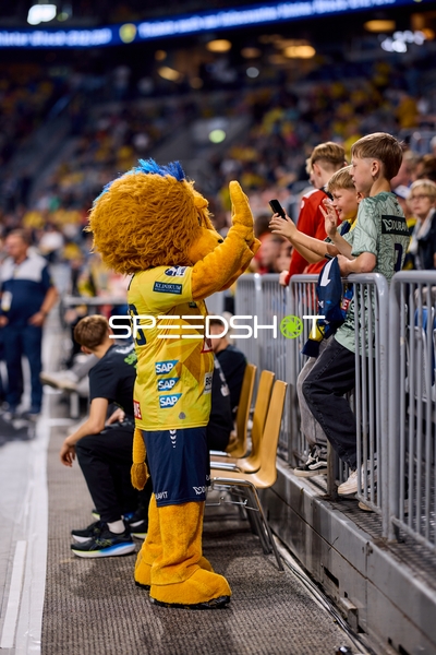Maskottchen begrüßt Fans