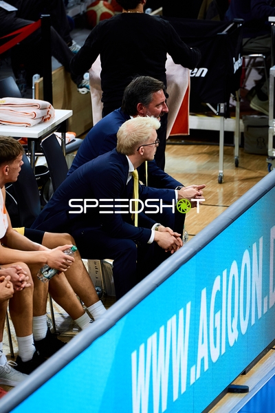 Coaches und Spieler von MLP Academics Heidelberg auf der Bank