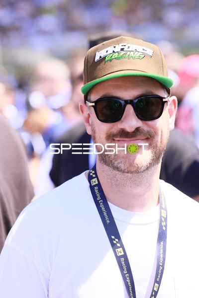 Person mit Cap und Sonnenbrille