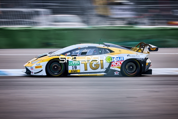 Rennfahrzeug in der Boxengasse