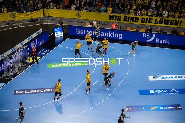 Spieler kämpfen um den Ball