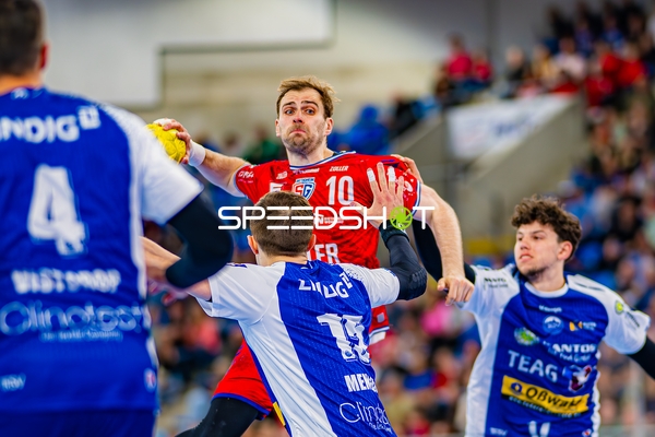 Tom Wolf (10, SG BBM Bietigheim) hält Ball, verteidigt von Simone Mengon (15, ThSV Eisenach) und Filip Vistorop (4, ThSV Eisenach)