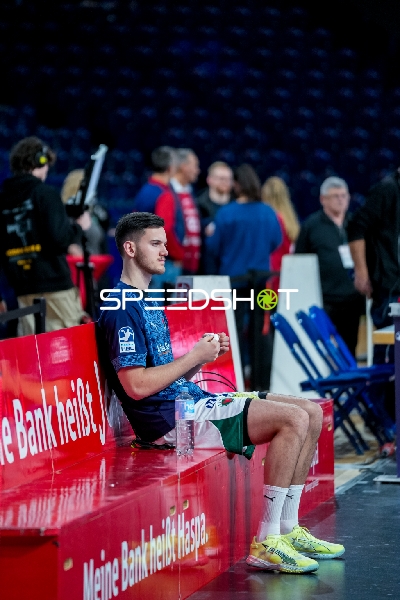 Lauro Pichiri (24; Füchse Berlin) sitzt auf der Bank