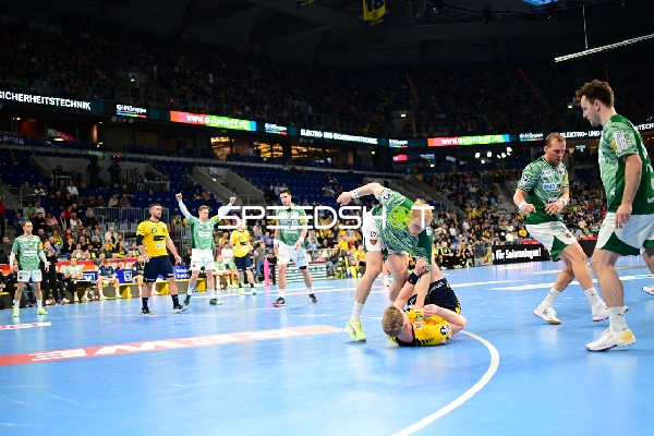 Hákun West av Teigum (34; Füchse Berlin) und Max Darj (5; Füchse Berlin) kämpfen gegen Jannik Kohlbacher (80; Rhein Neckar Löwen)